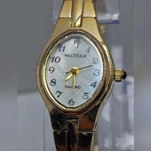 Womens Waltham Diamond Classic 17mm Oval Gold Tone MOP Watch WAW047 New Battery - Picture 2 of 10